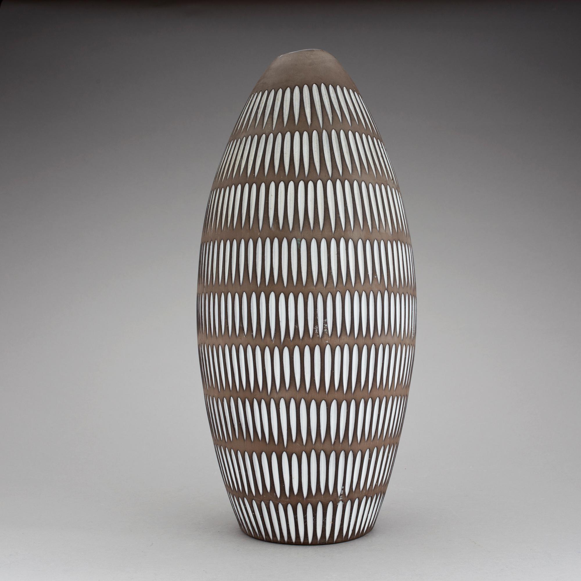 GOLVVAS, lergords, "Negro", Ingrid Atterberg, Upsala Ekeby. I produktion 1953-1958.