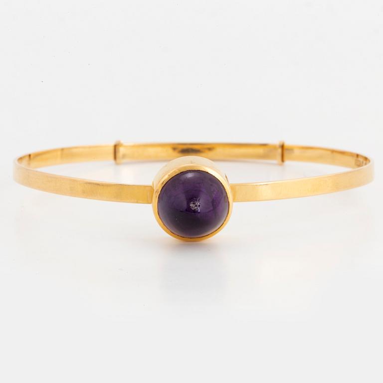 18K gold and sugarloaf-cut amethyst bangle.