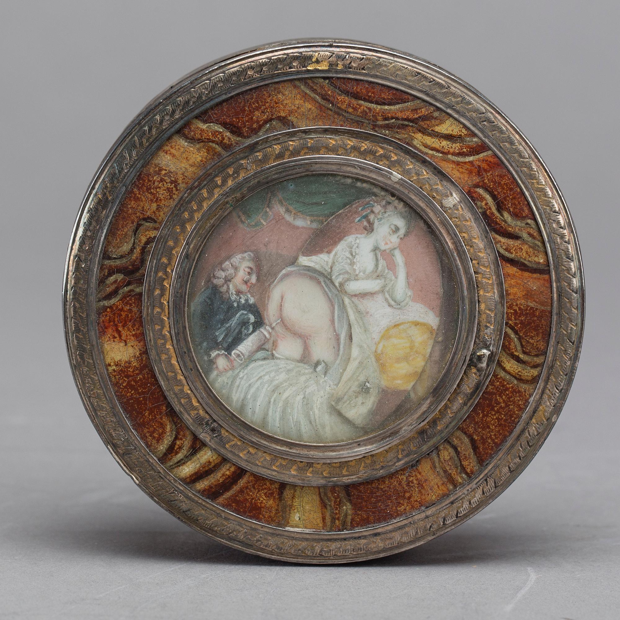 A SNUFF BOX WITH EROTIC SCENE. LATE 18TH CENTURY.