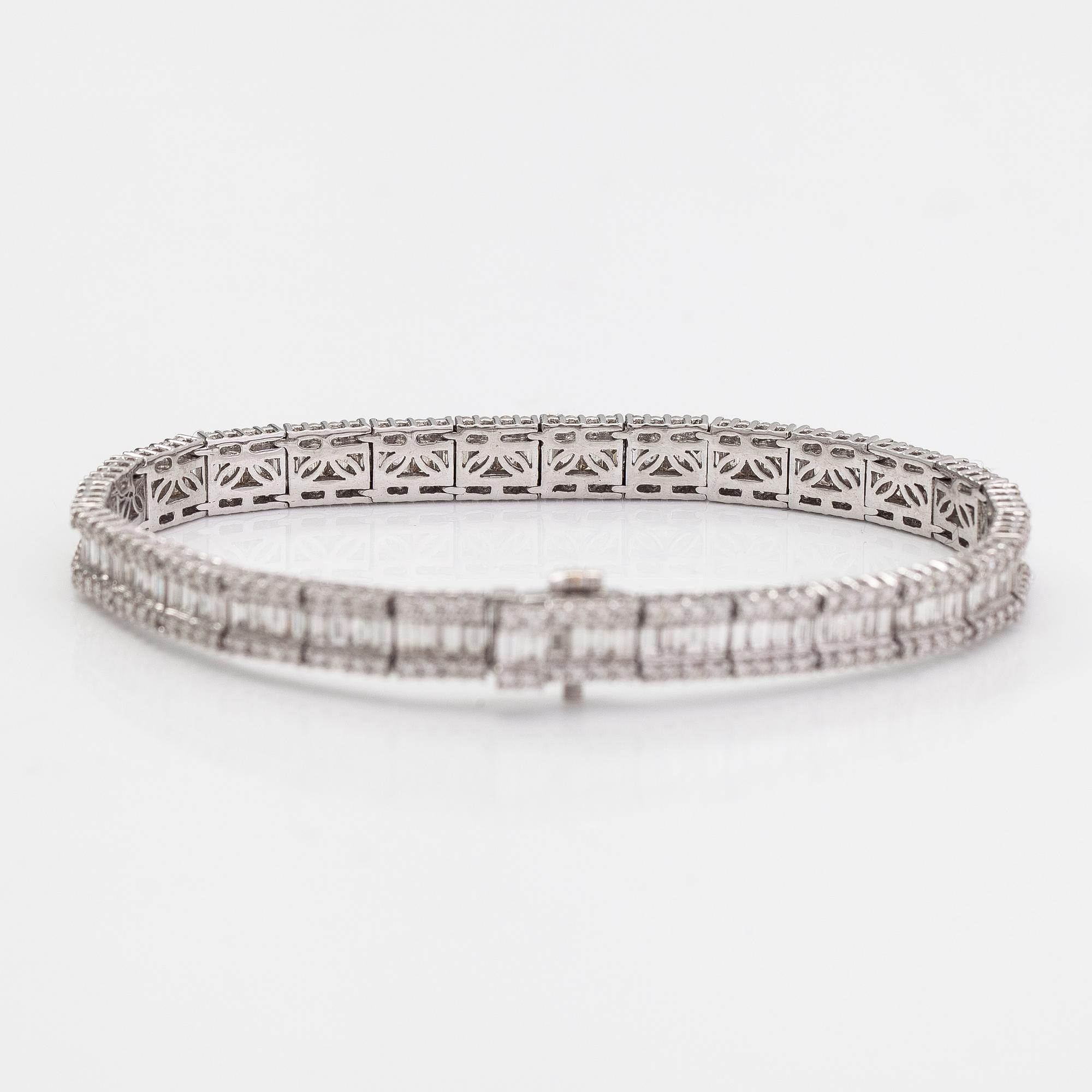 An 18K white gold bracelet with diamonds ca. 7.42 ct in total according to engraving.