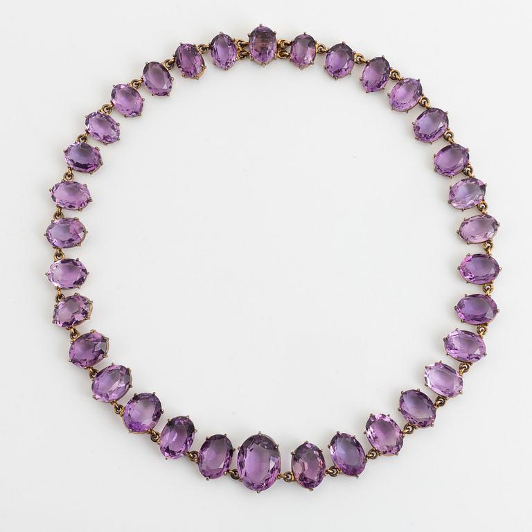 Oval amethyst necklace.