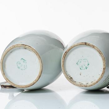 A pair of Chinese porcelain urns with covers, second part of the 20th century.