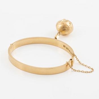 Bracelet, Sebastian Schildt, with a charm in the form of faces, probably Olle Ohlsson, 18K gold.