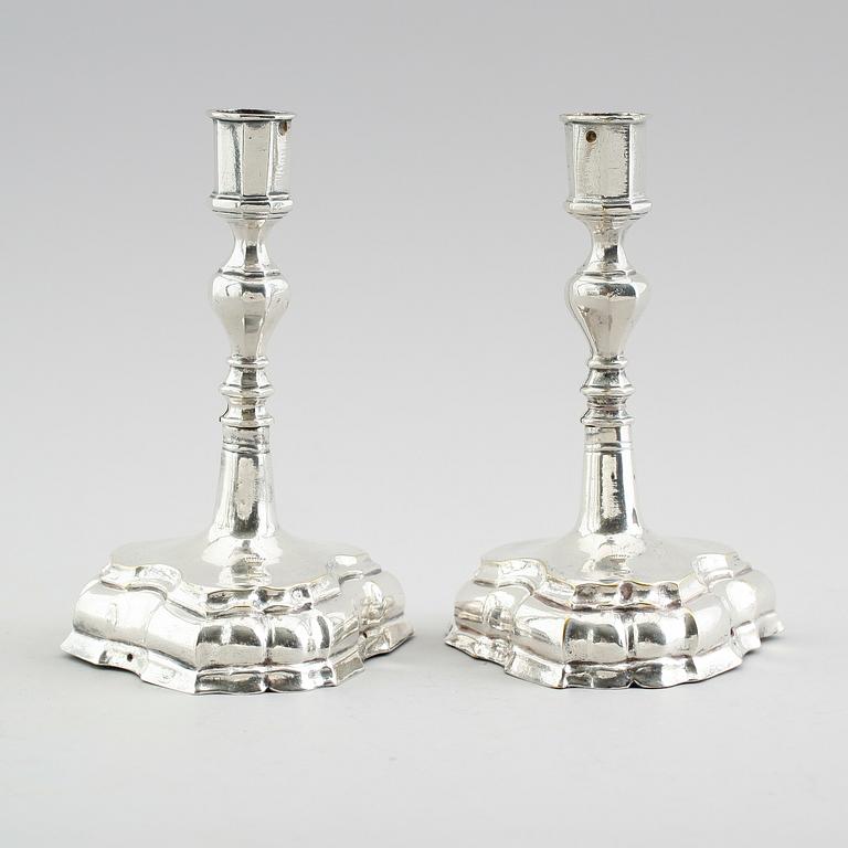LJUSSTAKAR, 1 par, argent haché, barock, 1700-tal.