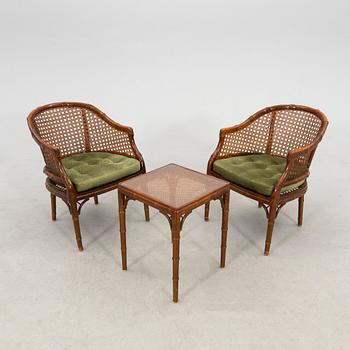 Karmstolar ett par samt bord 1900-talets andra hälft.