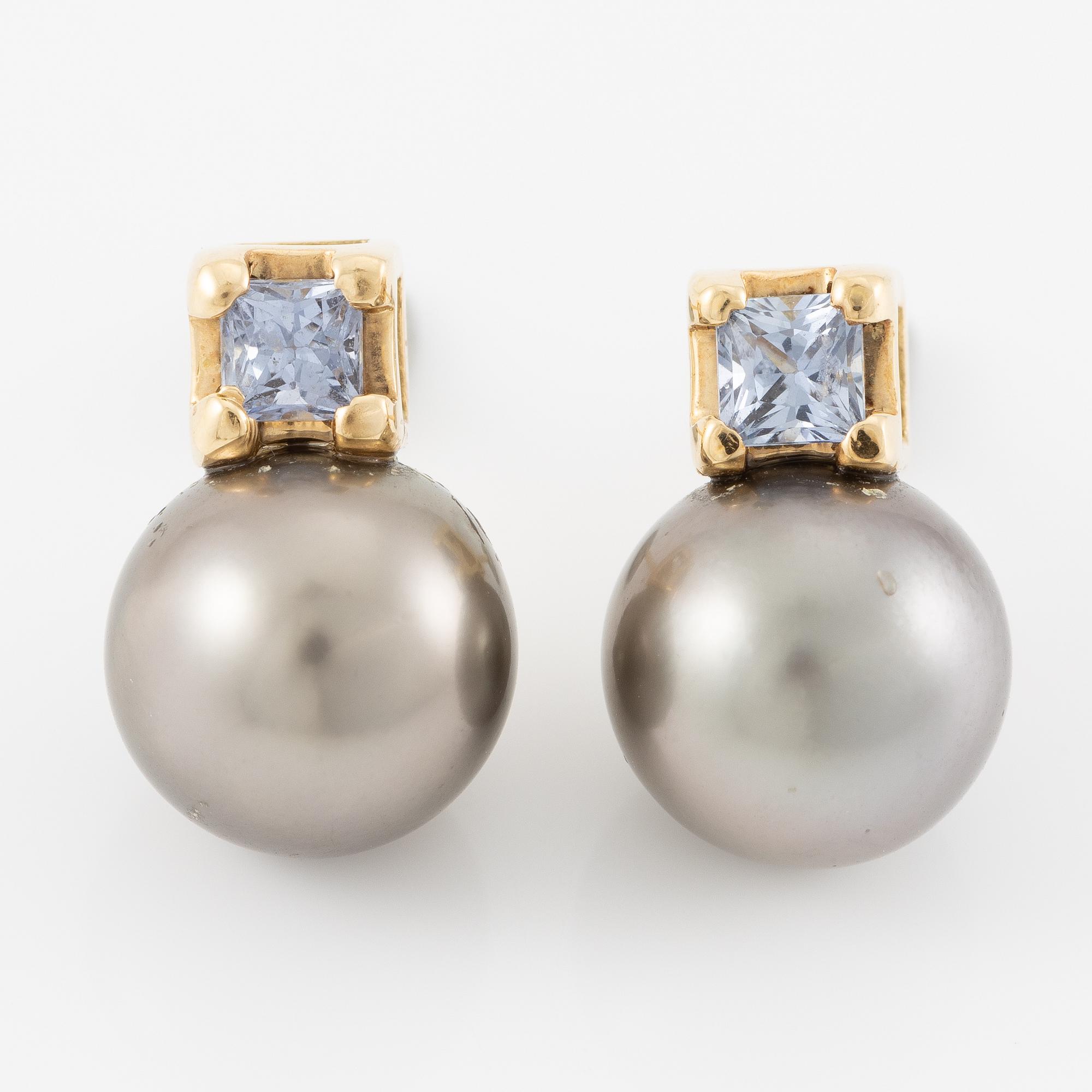 Earrings, 18K gold with cultured pearls.