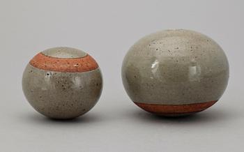 BORDSDEKORATIONER, 8 st, samt PLAKETTER, 2 st. Bl a Bengt Berglund, Gustavsberg.