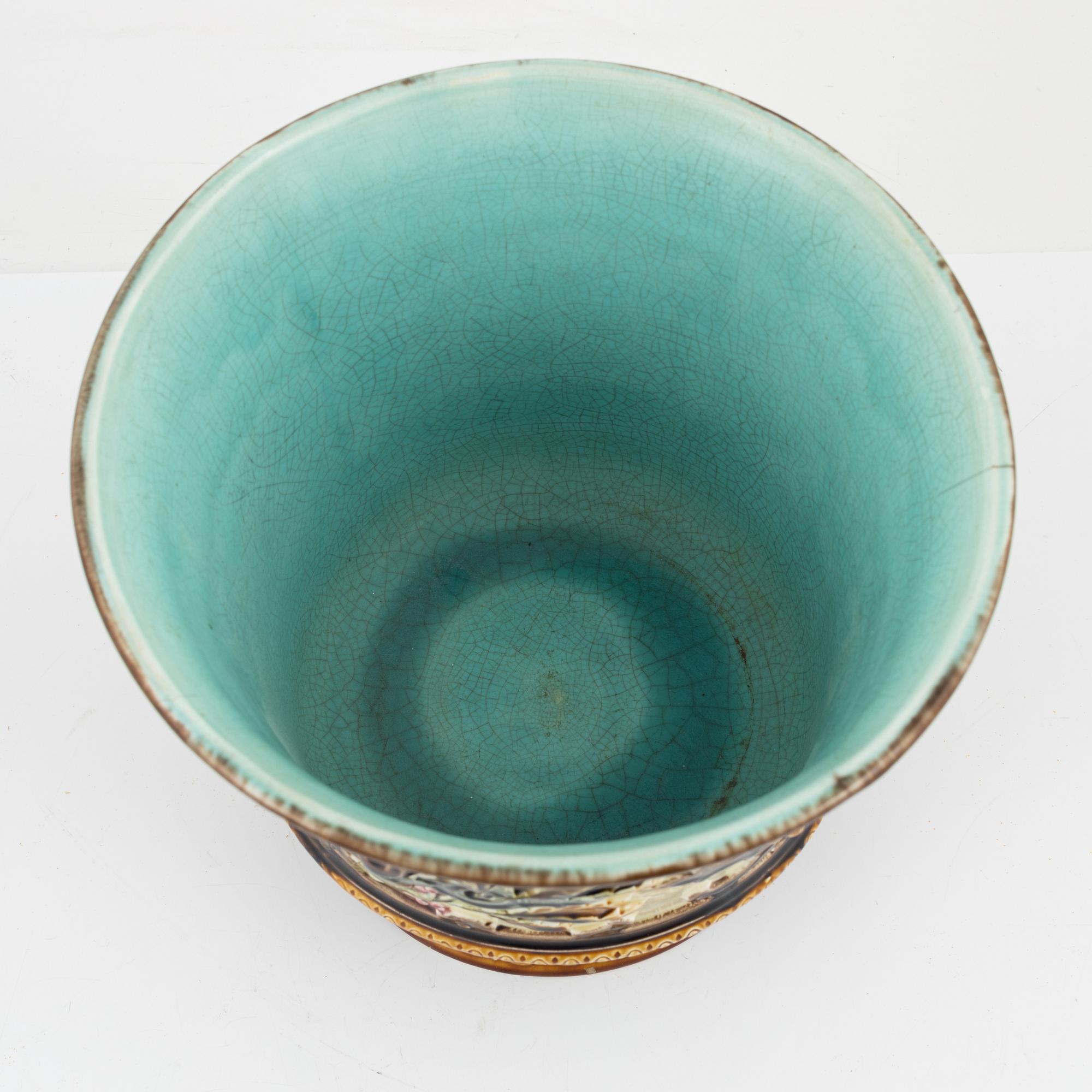 An earthenware urn from Rörstrand, around the year 1900.