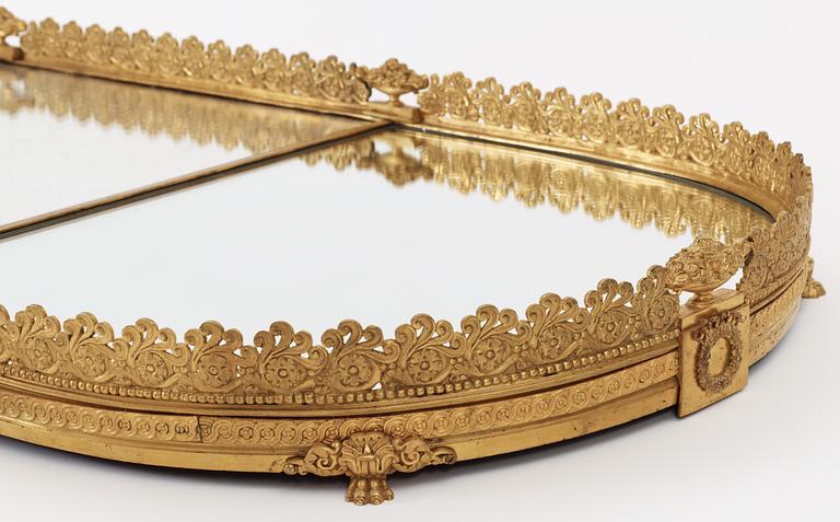 BORDSPLATEAU. Empirestil, 1800-talets andra hälft.