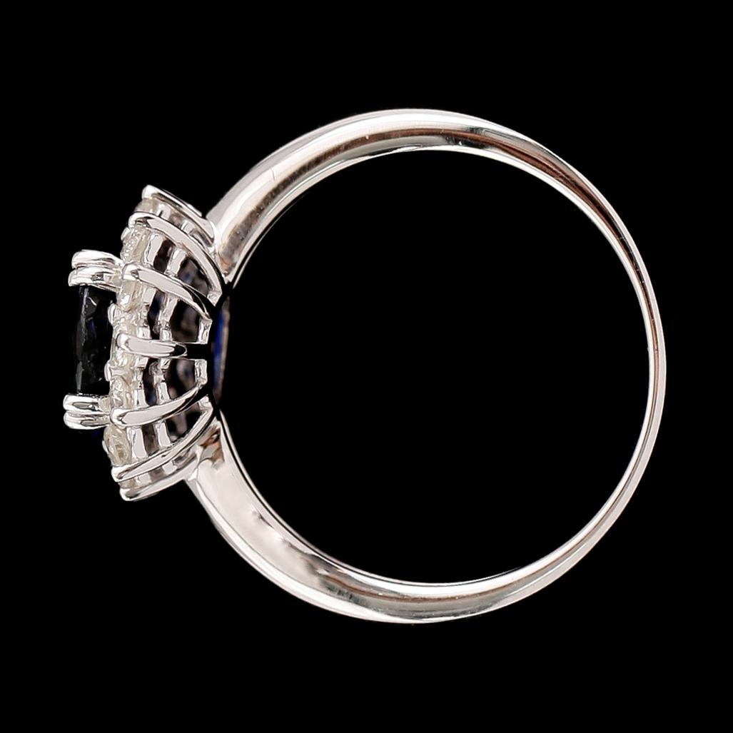 RING, 18 k guld, blå kyanit ca 3.05 ct, 14 briljantslipade diamanter tot ca 0.48 ct.