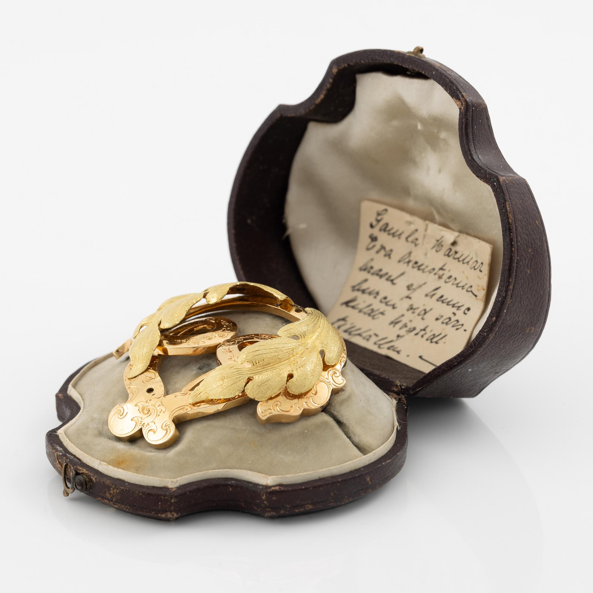 Två broscher 18K guld med färgstenar,  1800-tal.