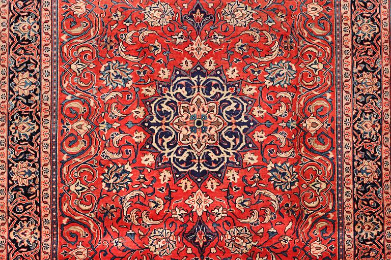 A Najafabad carpet, a. 336 x 216 cm.
