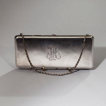 ILTALAUKKU, hopeaa, W. Porthan, Viipuri 1918 ja SAVUKERASIA, hopeaa, 1900-luvun alkupuoli. Yht. paino 446 g.