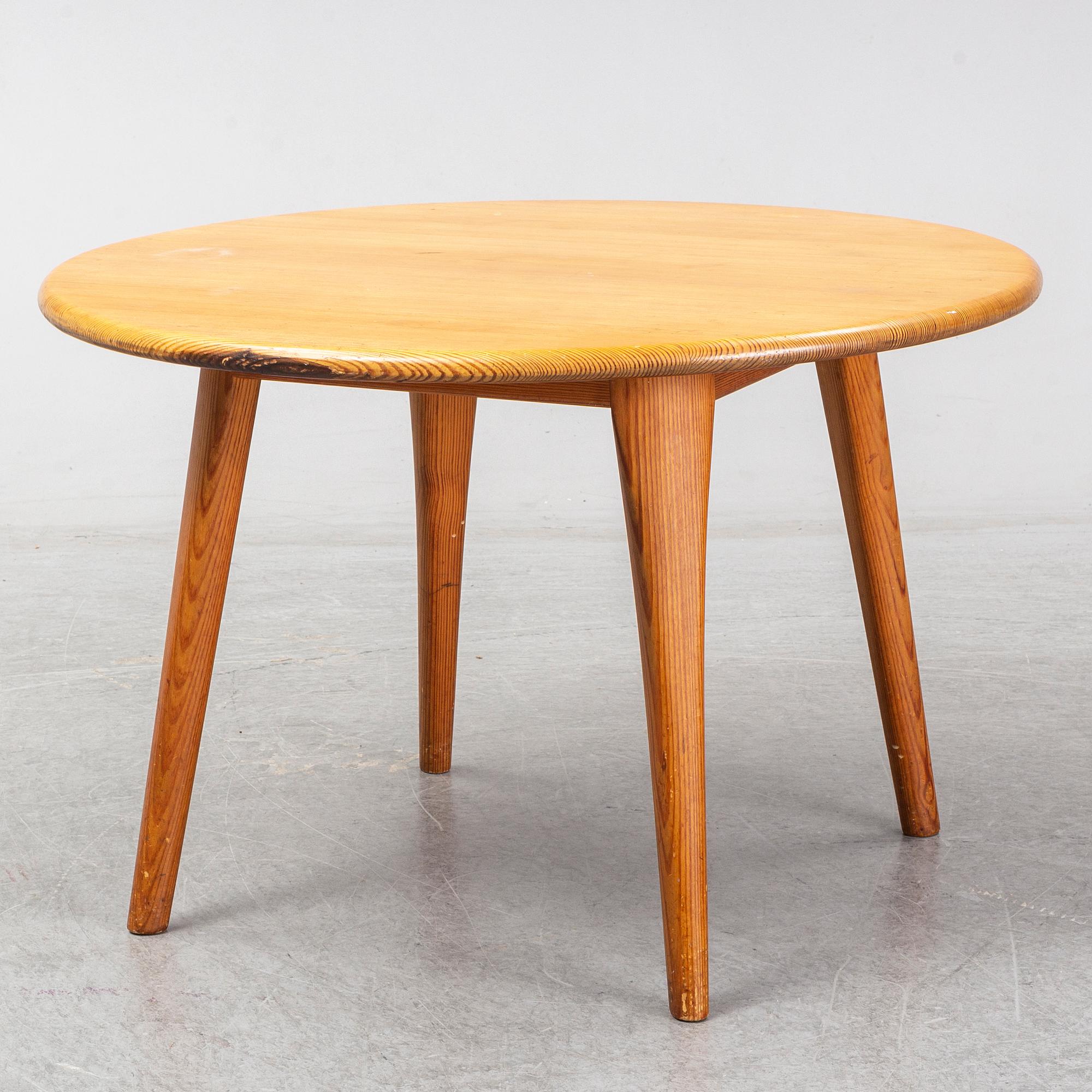 A Swedish 1960s pinewood round sofa table, design CARL MALMSTEN.