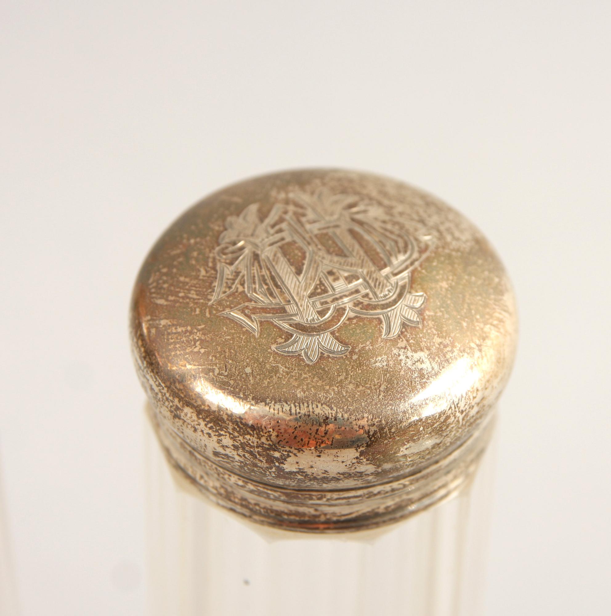 RESEFLASKOR, 13 st. Silver o glas, England, omkring sekelskiftet 1800/1900.