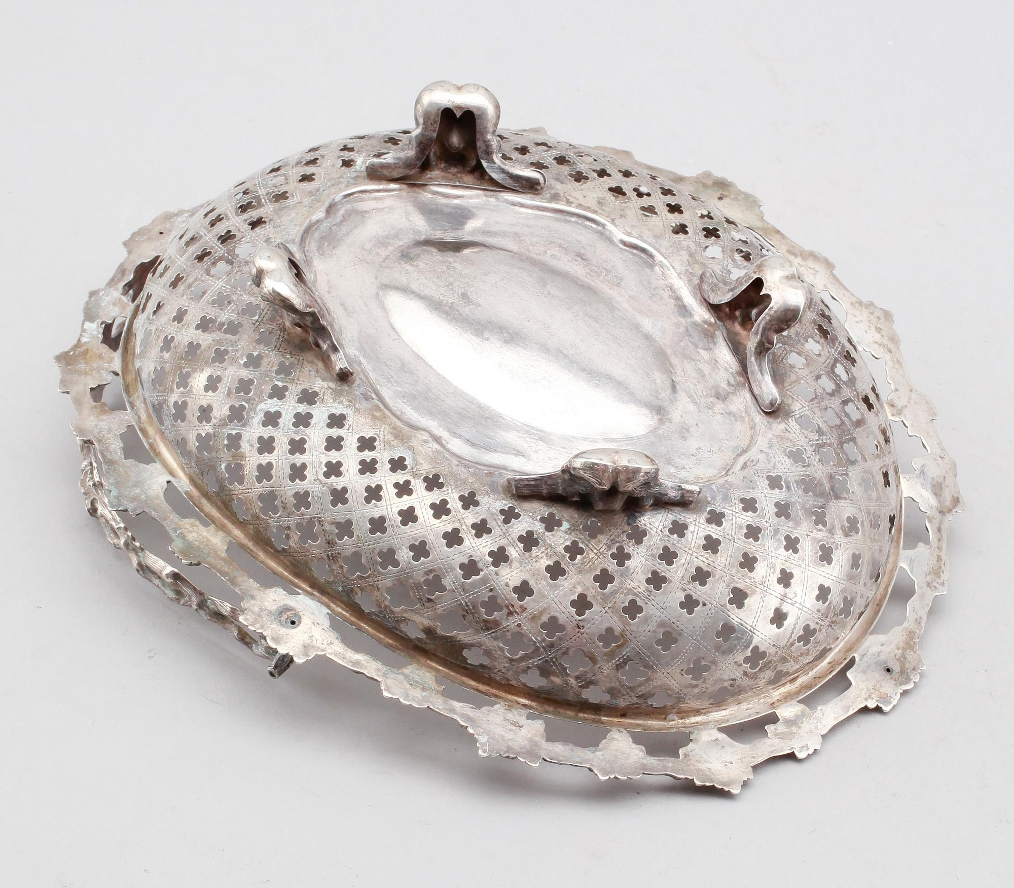 BRÖDKORG, silver, märkt Schott 13, Frankfurt, 1900-talets första hälft. Vikt ca 358 gram.
