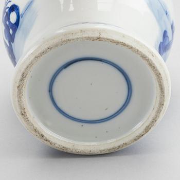 A LID URN made in porcelain, around 1900.