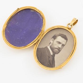 Medallion with monogram 18K gold.