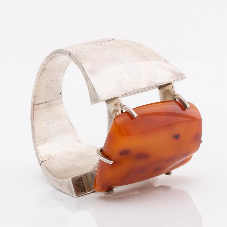 BANGLE, silver w amber, hinge mechanism, widest part approx 7 cm.