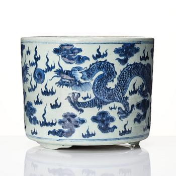 A blue and white Chinese censer, Qing dynasty, 19th Century.