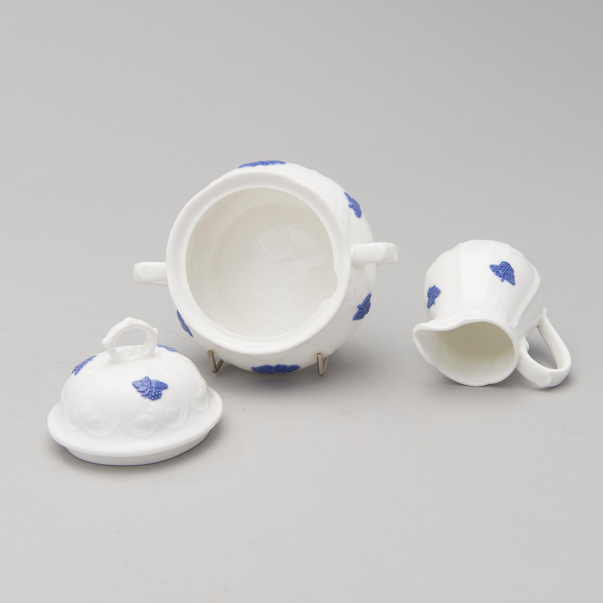 A 43-piece porcelain dinnerware set, "Blå blom", Gustavsberg.