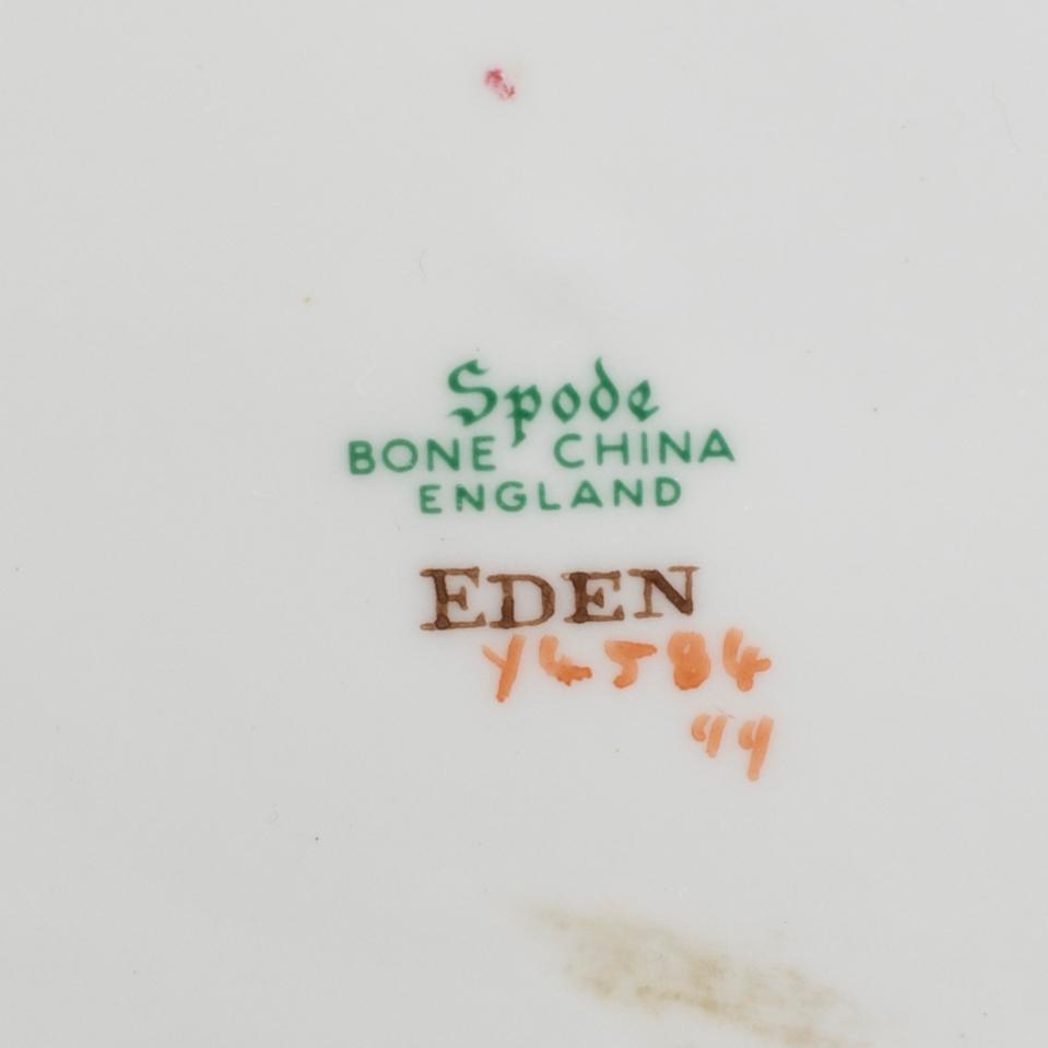 An english mid 20th century coffee and tea bone china "Eden", Spode service set. 52 parts.