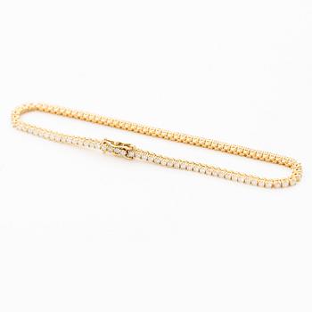Tennis bracelet in 18K gold with round brilliant-cut diamonds.