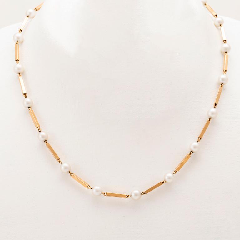 A set of 18K gold necklace and earrings with cultured pearls.