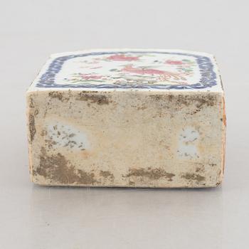 A Famille Rose porcelain tea caddie, China, Qianlong (1736-95).