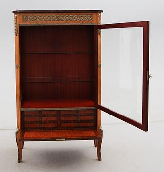 VITRINSKÅP, gustaviansk stil, 1900-talets mitt.