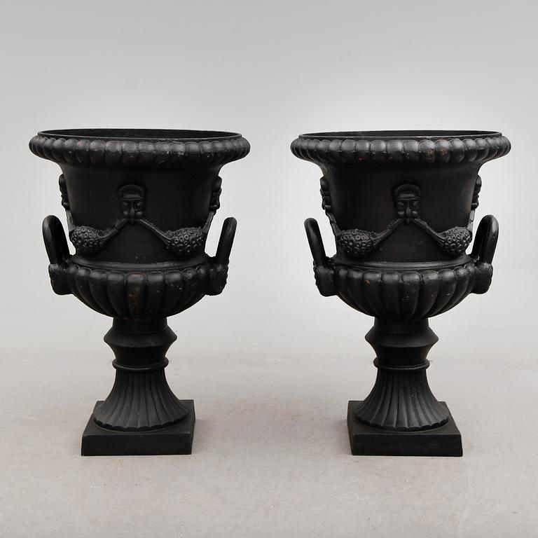 TRÄDGÅRDSURNOR, 1 par, gjutjärn, empirestil, modern tillverkning.