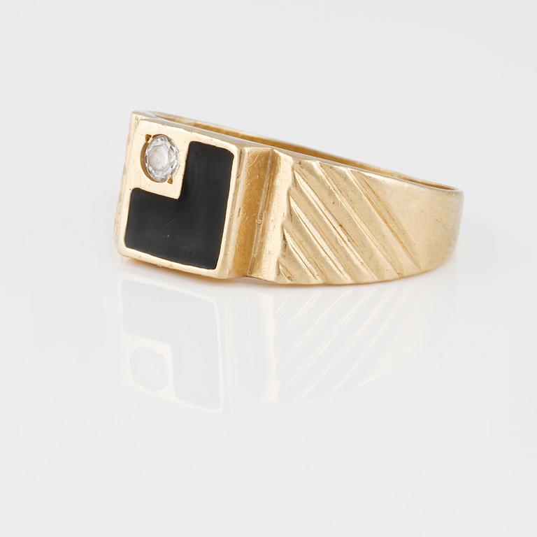 RING, 18K guld med briljantslipad paste samt onyx. Vikt  4,1 gram.