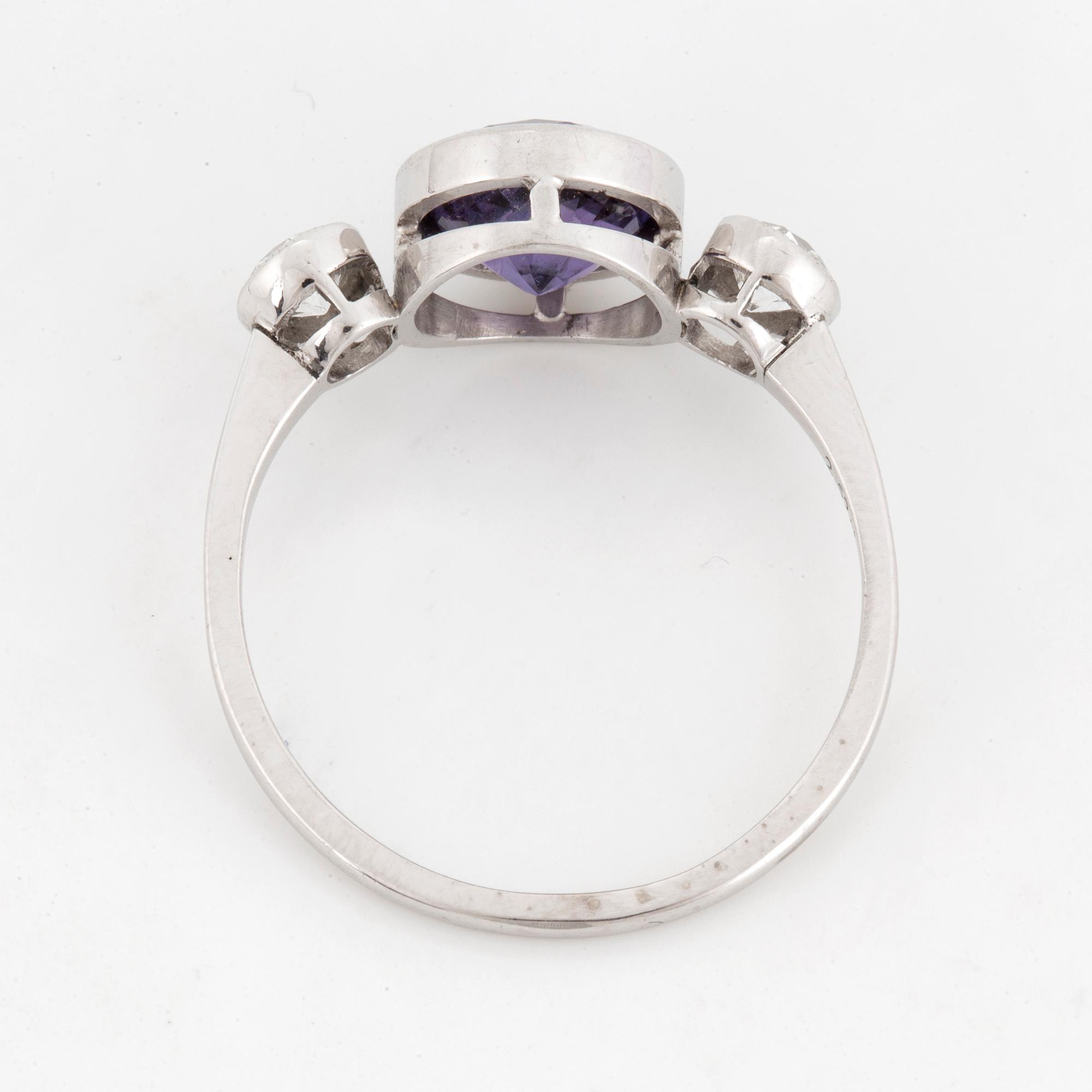 RING, med rund fasettslipad färgväxlande blålila safir och gammalslipade diamanter, med certifikat Gem & Pearl lab.