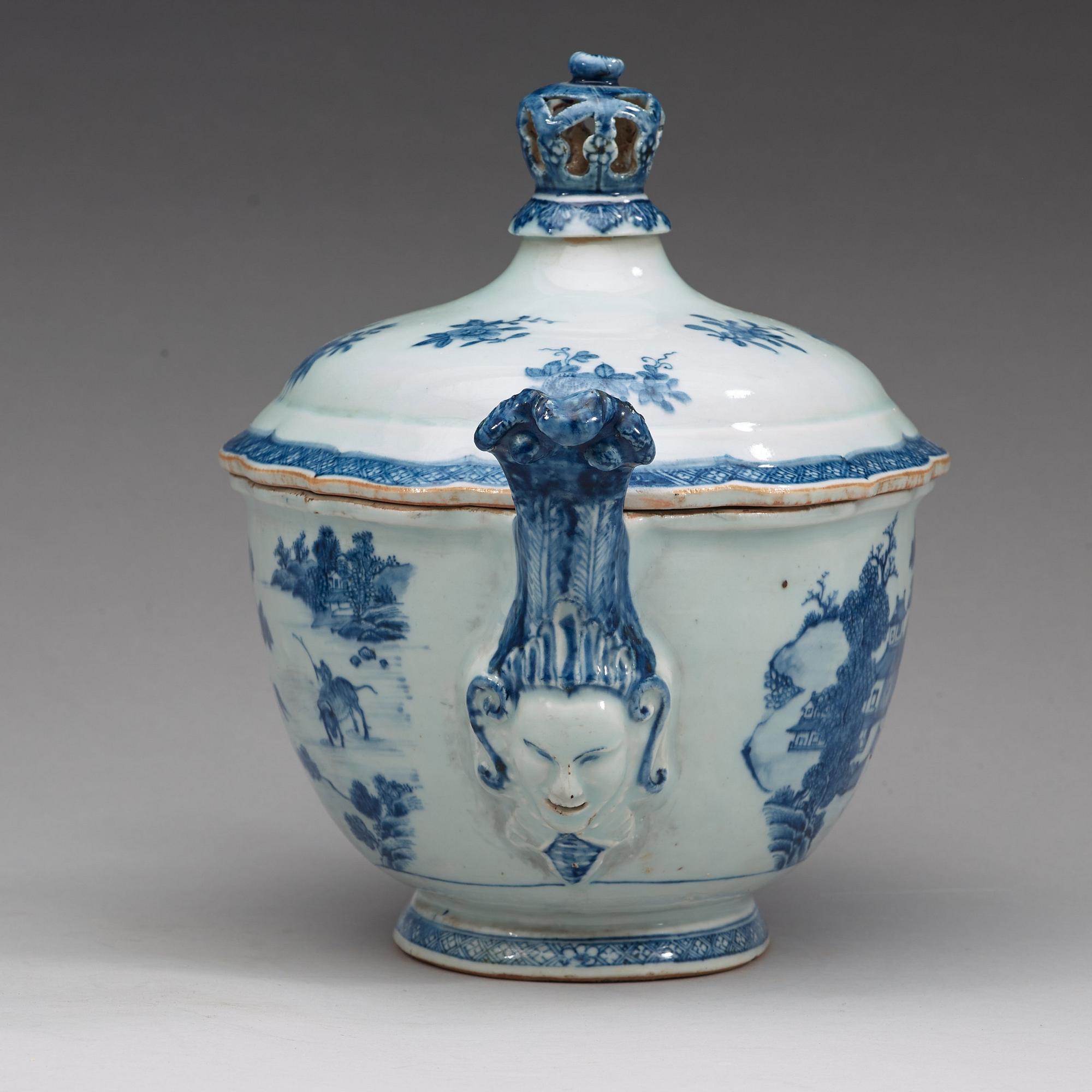A blue and white tureen with cover and stand, Qing dynasty, Qianlong (1736-95).