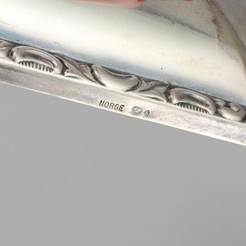 LJUSSTAKAR, ett par, samt VAS, silver, Norge respektive Danmark, 1900-tal.