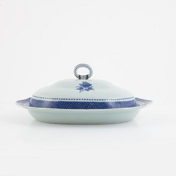 A Chinese blue and white export porcelain serving dish with cover, Qing dynasty, 18th century.