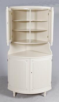HÖRNSKÅP, gustaviansk stil, 1900-tal.