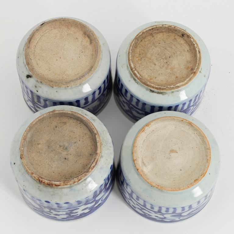 Fyra rökelsekar/ytterfoder, porslin, Kina, sen Qingdynasti, 18/1900-tal.