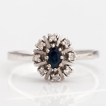 A 14K white gold ring with a sapphire and diamonds ca. 0.08 ct in total. Import marked Mauri Hyvärinen, 1986.