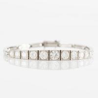 Armband, platina med elva briljantslipade diamanter.