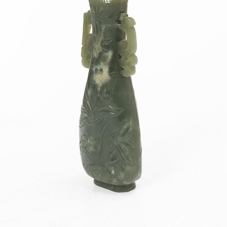Vas, grön sten, möjligen bowenit, Kina, 1900-tal.