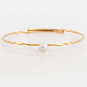 18K gold and pearl bangle.