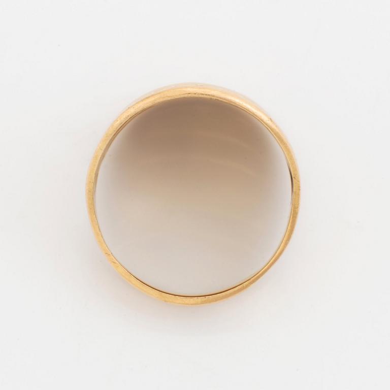 En ring och ett par örhängen 18K guld.