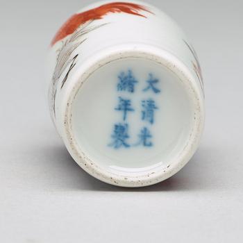 A 'rooster' snuff bottle, Qing dynasty, Guangxu mark and period (1875-1908).