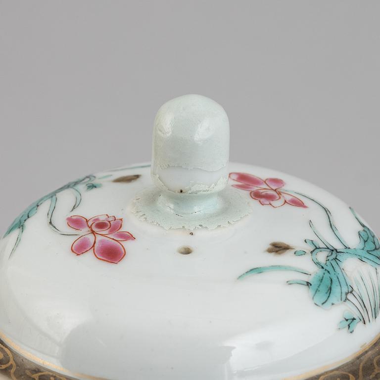 A group of Chinese porcelain, Qing dynasty, Qianlong (1736-1795) and 19th/20th century. (6 pieces).
