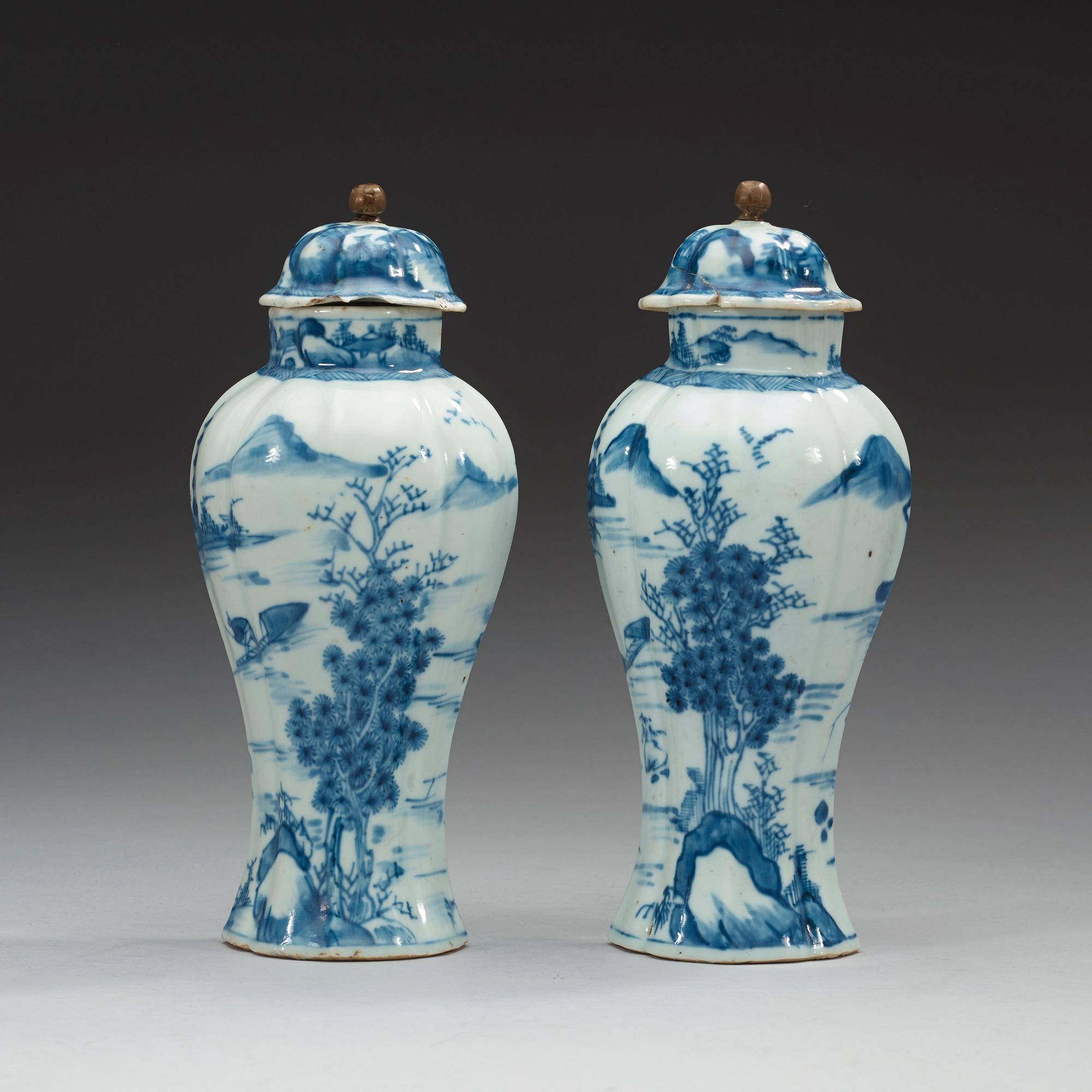 URNOR med LOCK, ett par, porslin. Qing dynastin, Kangxi (1662-1722).