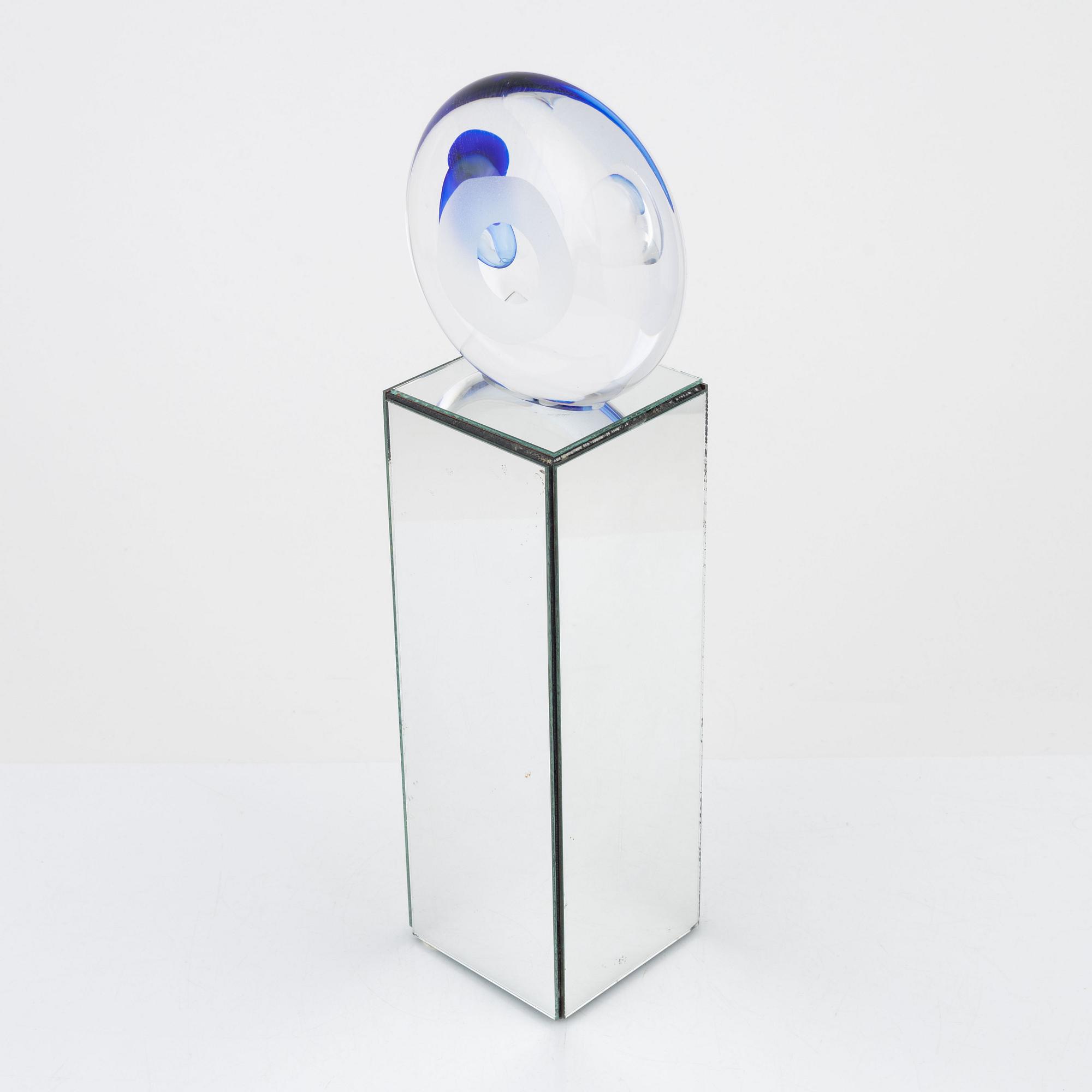 Hanne Dreutler & Arthur Zirnsack, a glass object, Studio Åhus, 1988.