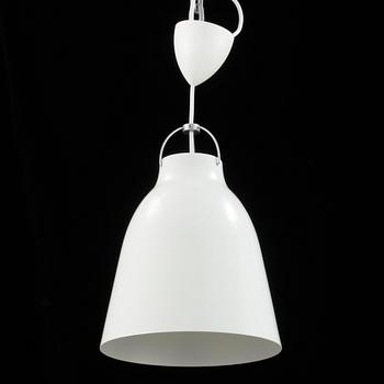 TAKLAMPA, vit mattlackerad metall, "Caravaggio pendel", design: Cecilie Manz.