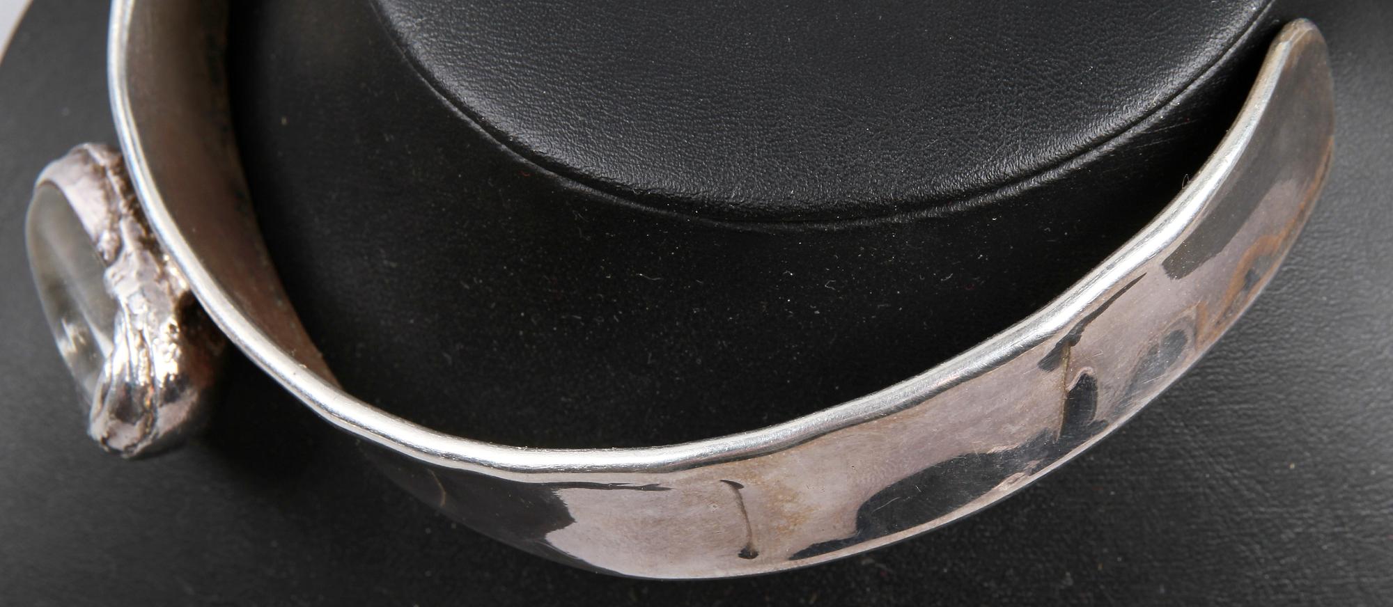 HALSBAND, nysilver. Sign JHULL.