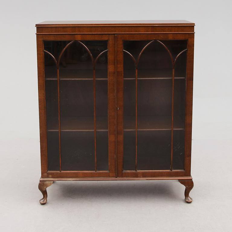 VITRINSKÅP, England, 1900-talets första hälft.